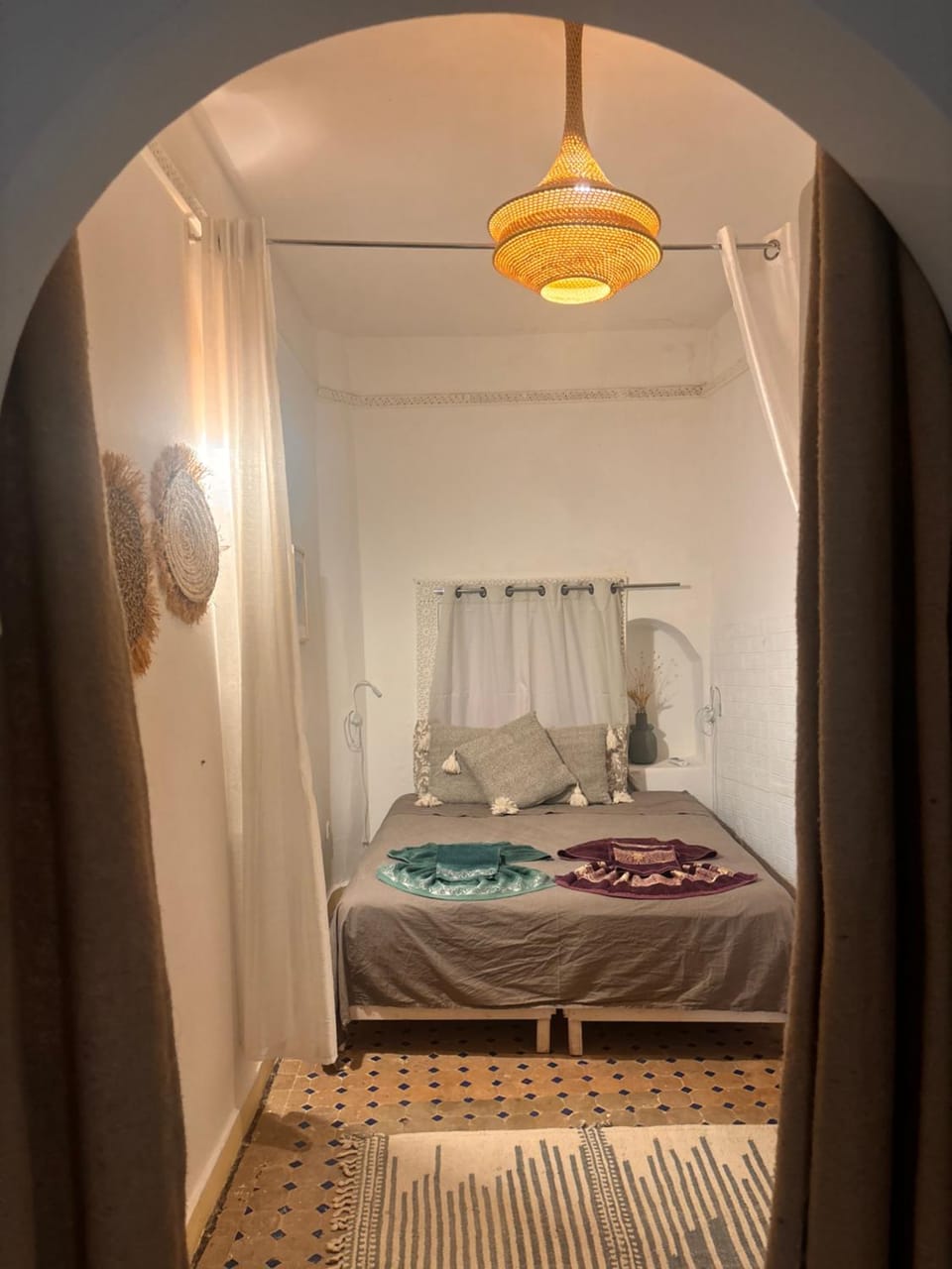 Bed, Photo of the whole room, Bedroom, towels