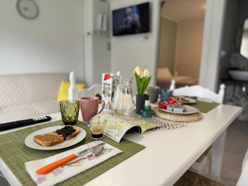 TV and multimedia, Food and drinks, Dining area