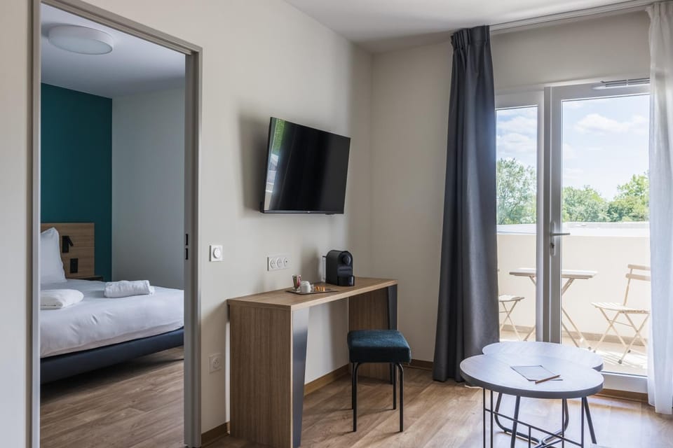 Bed, Balcony/Terrace, Photo of the whole room, Bedroom