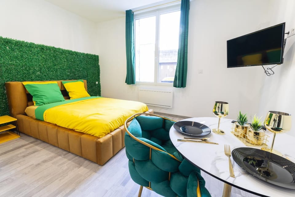 Bed, TV and multimedia, Living room, Photo of the whole room, Seating area, Dining area, Bedroom