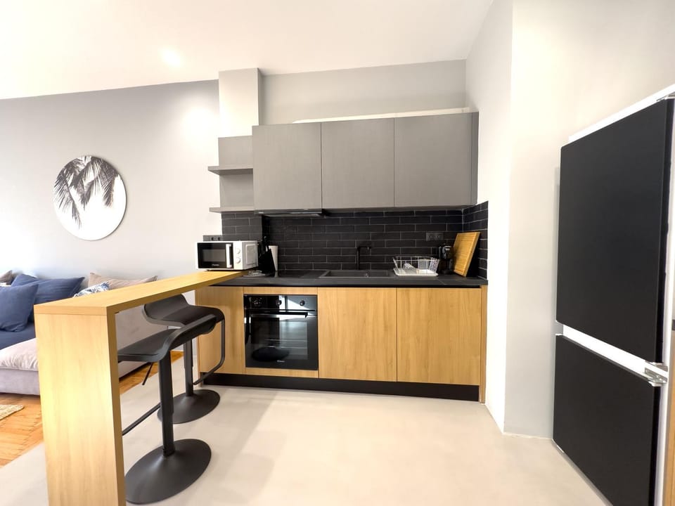 Nefertiti's Urban Luxury Kerameikos Athens 2br Industrial apt Balconies Netflix Apartment in Athens