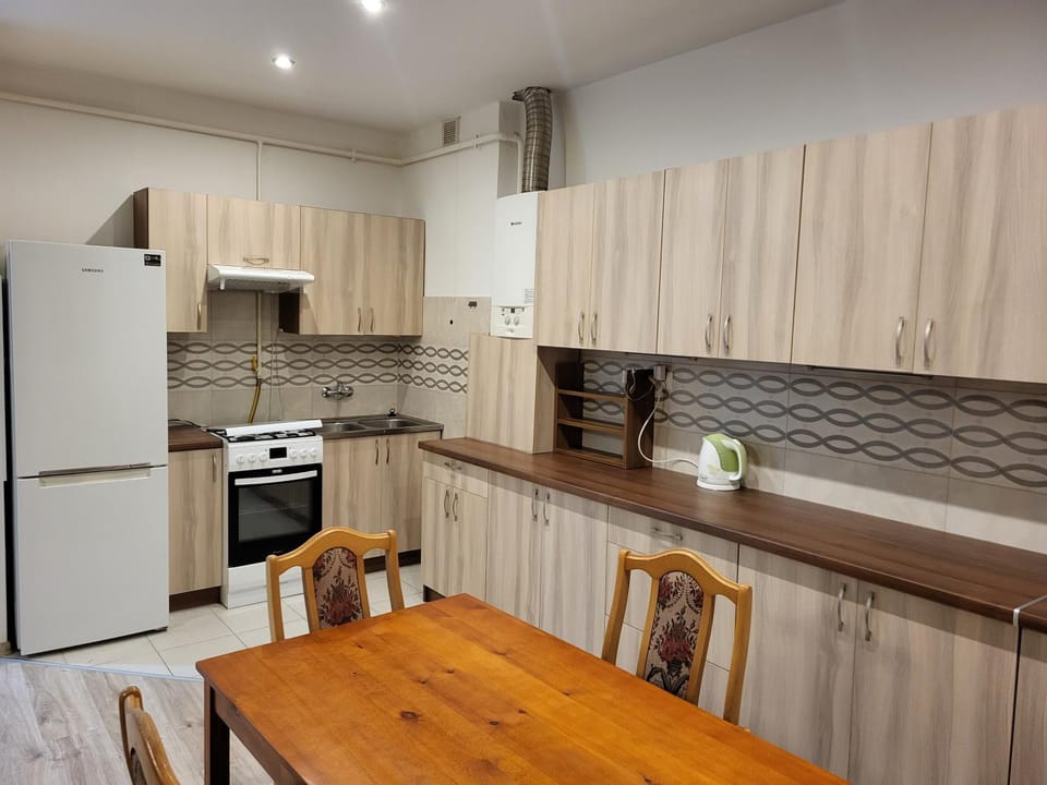 Kitchen or kitchenette, Dining area, oven