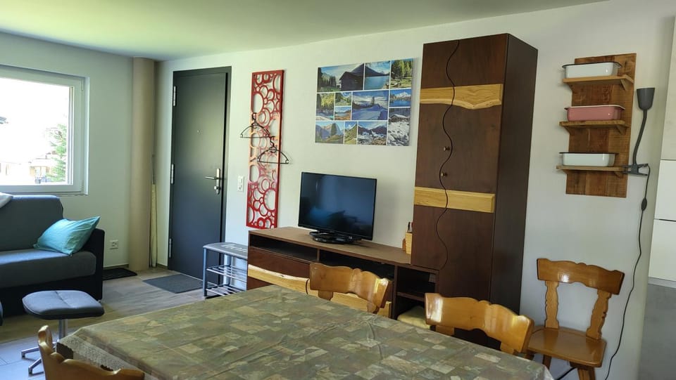 TV and multimedia, Living room, Seating area, Evening entertainment