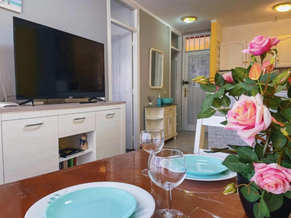 TV and multimedia, Living room, Dining area