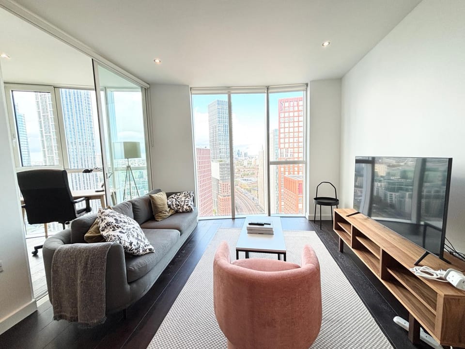River View 2BR 2BA Central London Family-Friendly Apartment in London
