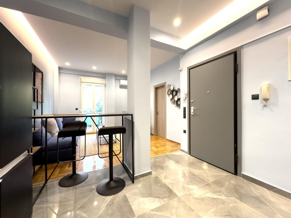 Osiris Hideaway Inn, Kerameikos, Athens, Industrial 2-br apt, balconies & Netflix Apartment in Athens