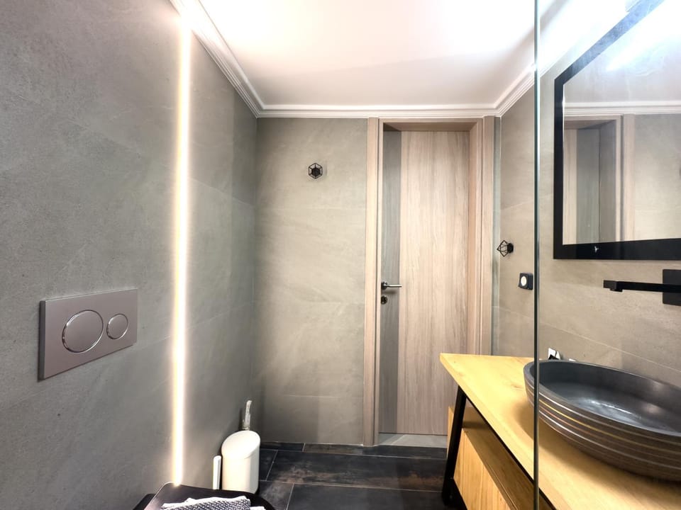 Osiris Hideaway Inn, Kerameikos, Athens, Industrial 2-br apt, balconies & Netflix Apartment in Athens