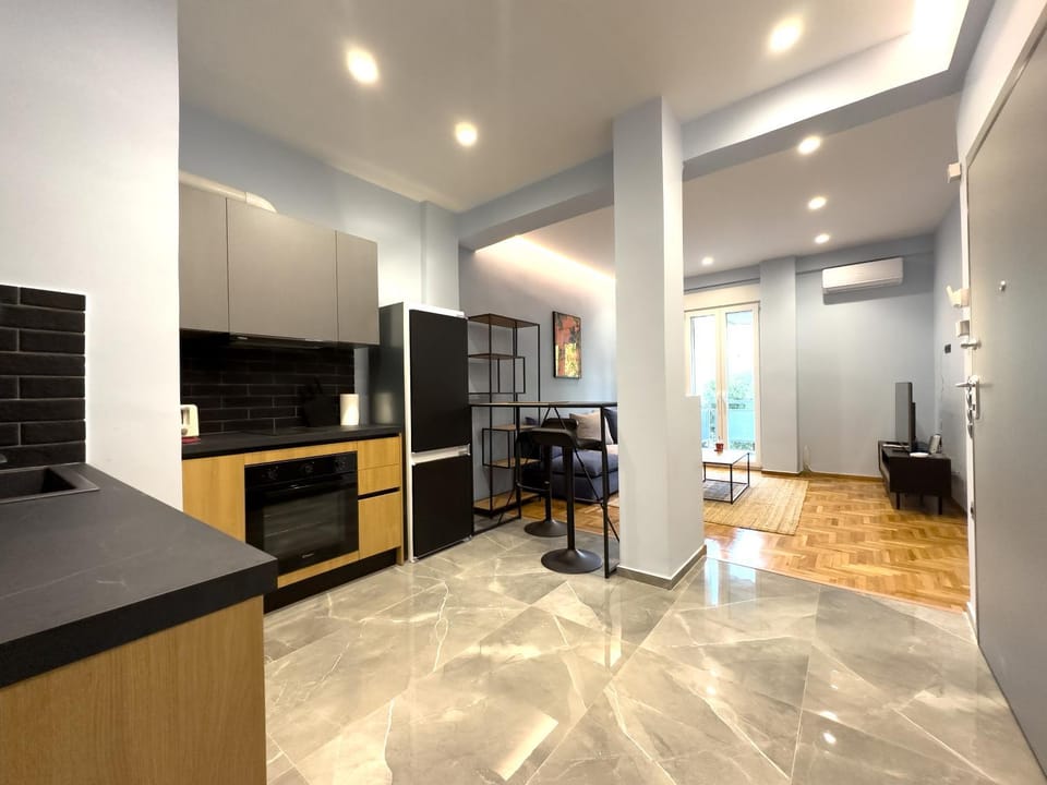 Osiris Hideaway Inn, Kerameikos, Athens, Industrial 2-br apt, balconies & Netflix Apartment in Athens