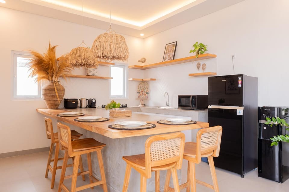 Kitchen or kitchenette, Dining area