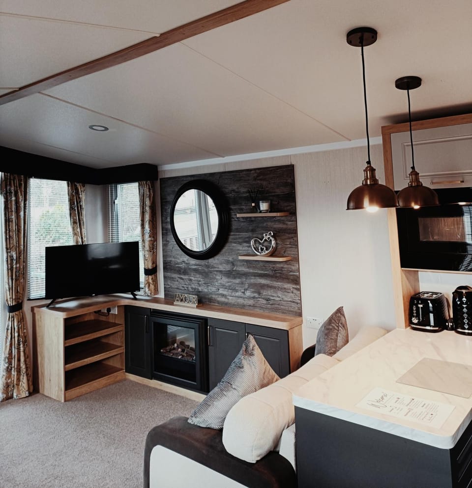 Hillingworth's Hot Tub Retreat - Lochmaben House in Scotland