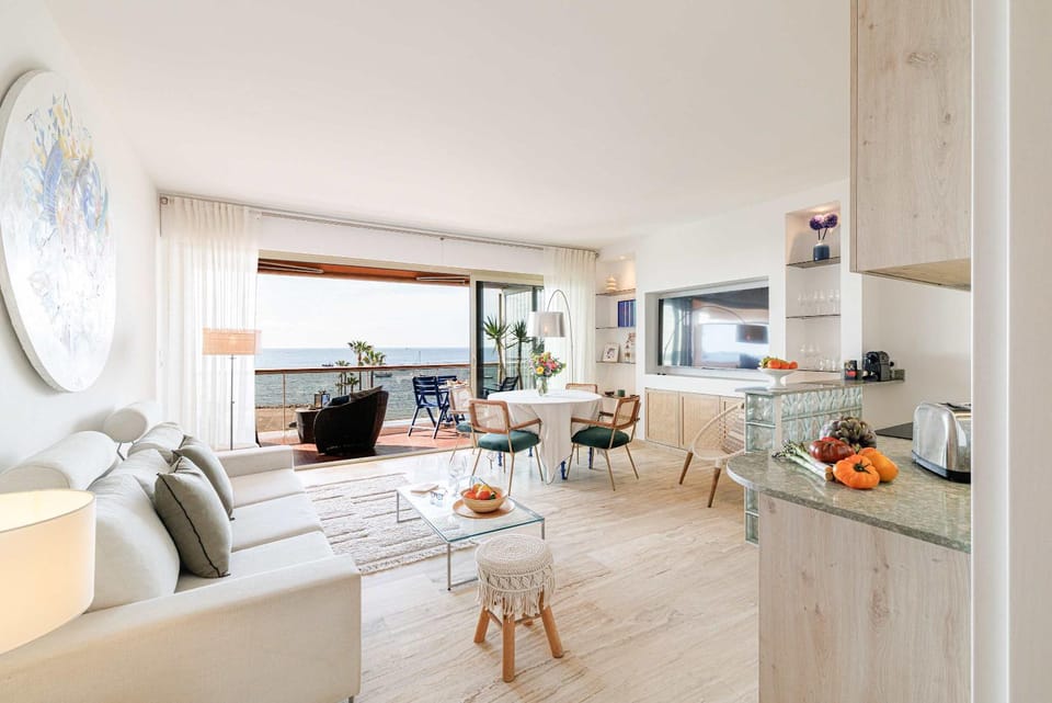 Emilie - panoramic sea views beach facing paradise Apartment in Antibes