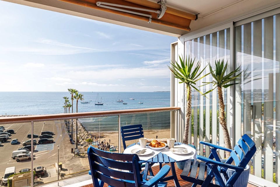 Emilie - panoramic sea views beach facing paradise Apartment in Antibes