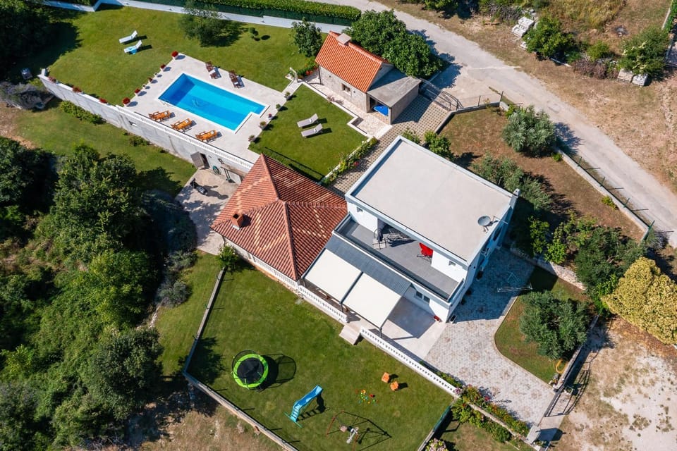 Property building, Day, Natural landscape, Bird's eye view, Garden, Pool view, Swimming pool, sunbed