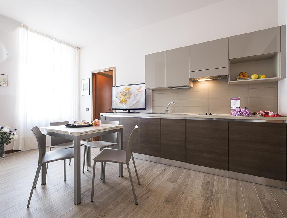 Kitchen or kitchenette, Dining area