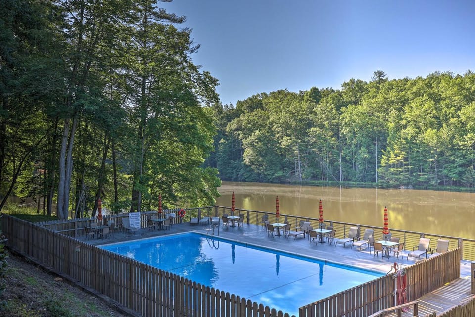 Deep Gap Cabin w/ 2 Decks & Community Amenities! Cabin in Watauga