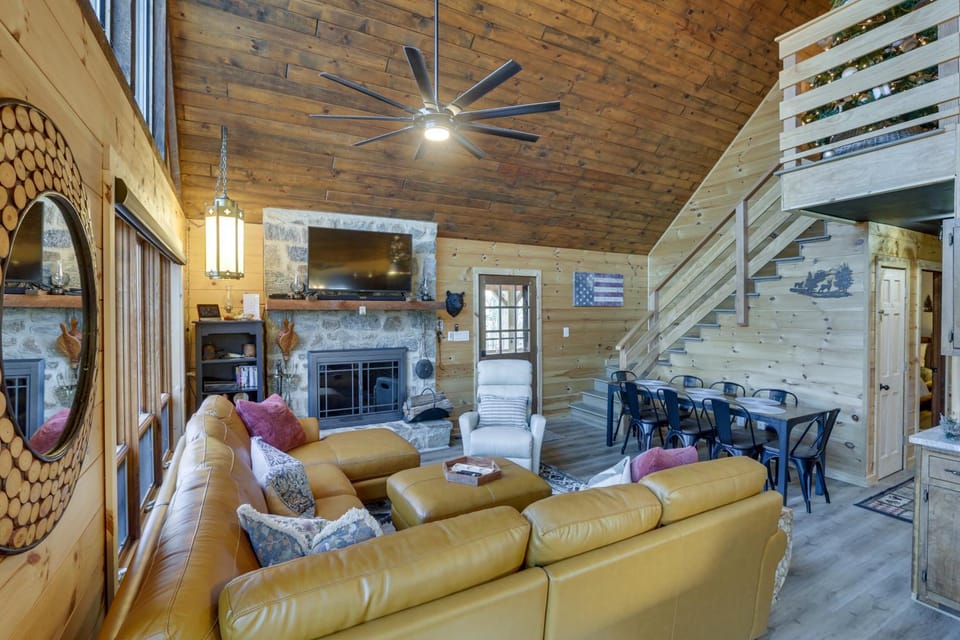 Deep Gap Cabin w/ 2 Decks & Community Amenities! Cabin in Watauga