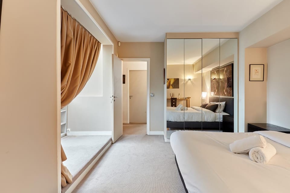 Bed, Bedroom, towels, wardrobe