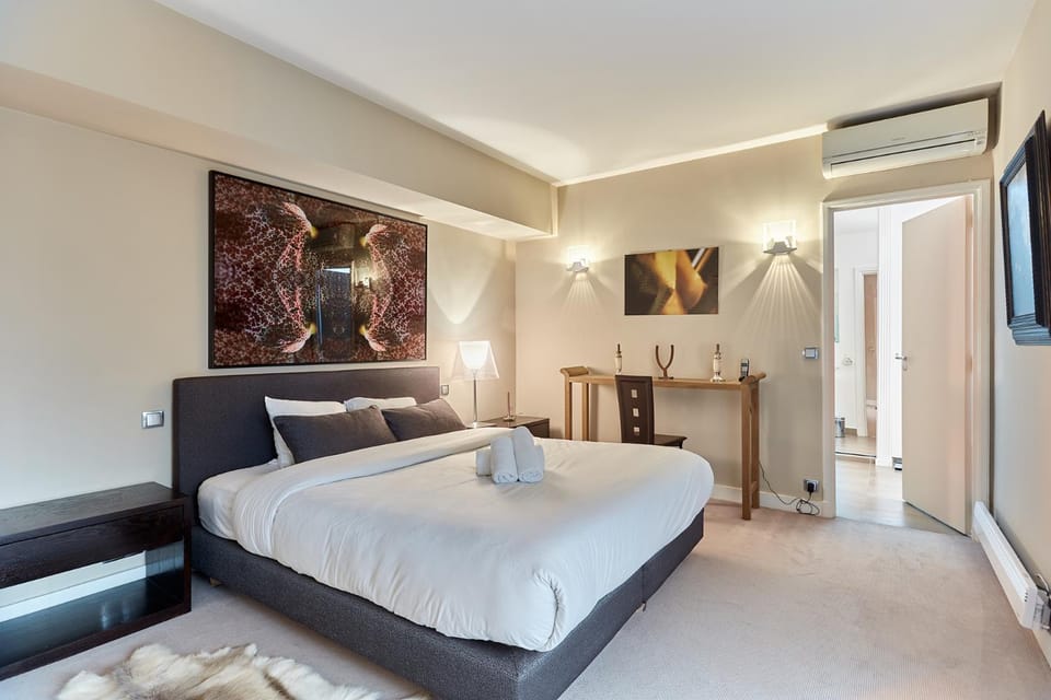 Bed, Bedroom, towels, air conditioner