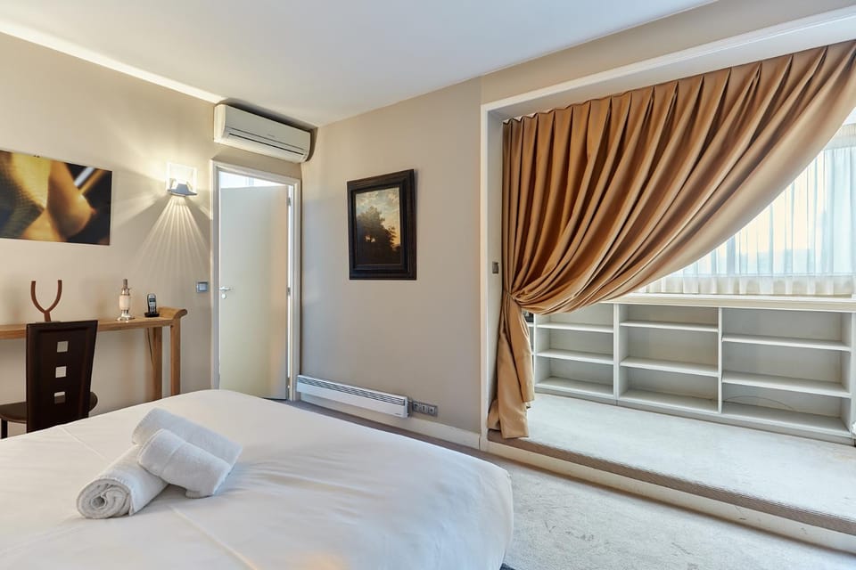 Bed, internet, towels, air conditioner