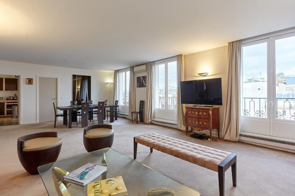 TV and multimedia, Seating area, Dining area