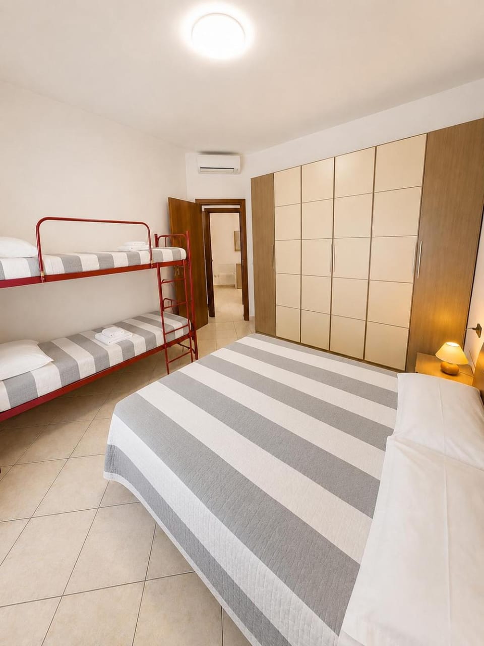 Bedroom, bunk bed