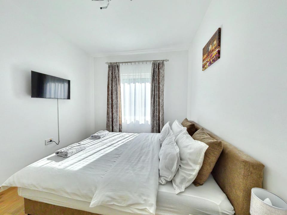 Bed, TV and multimedia, Photo of the whole room, Bedroom, towels