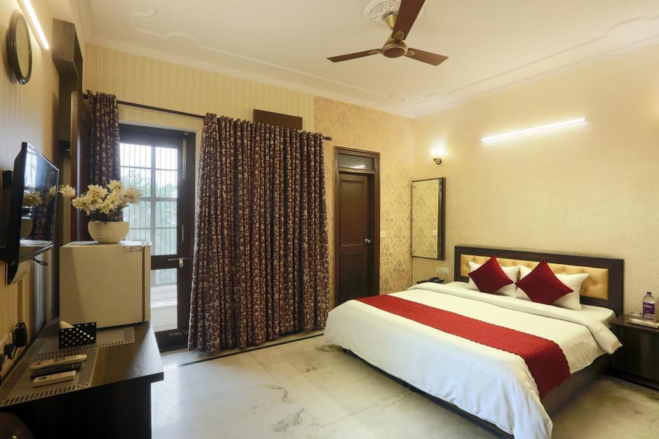 Communal lounge/ TV room, Bed, TV and multimedia, Photo of the whole room, Evening entertainment, Bedroom, fireplace, wardrobe, air conditioner