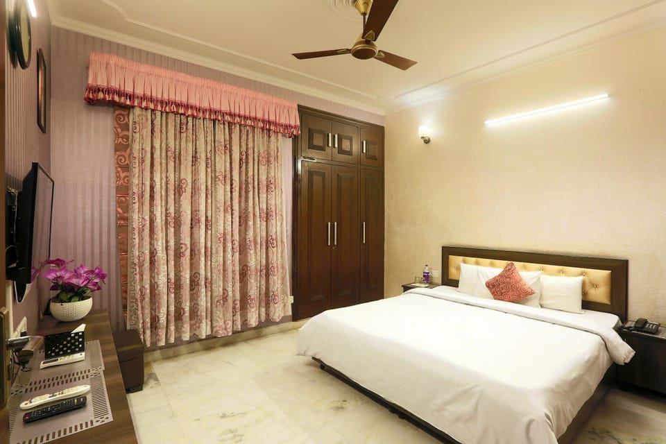 Bed, TV and multimedia, Photo of the whole room, Bedroom, fireplace, wardrobe