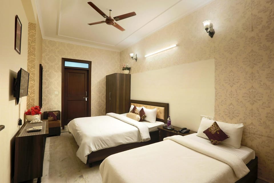 Bed, TV and multimedia, Photo of the whole room, Bedroom, fireplace, air conditioner