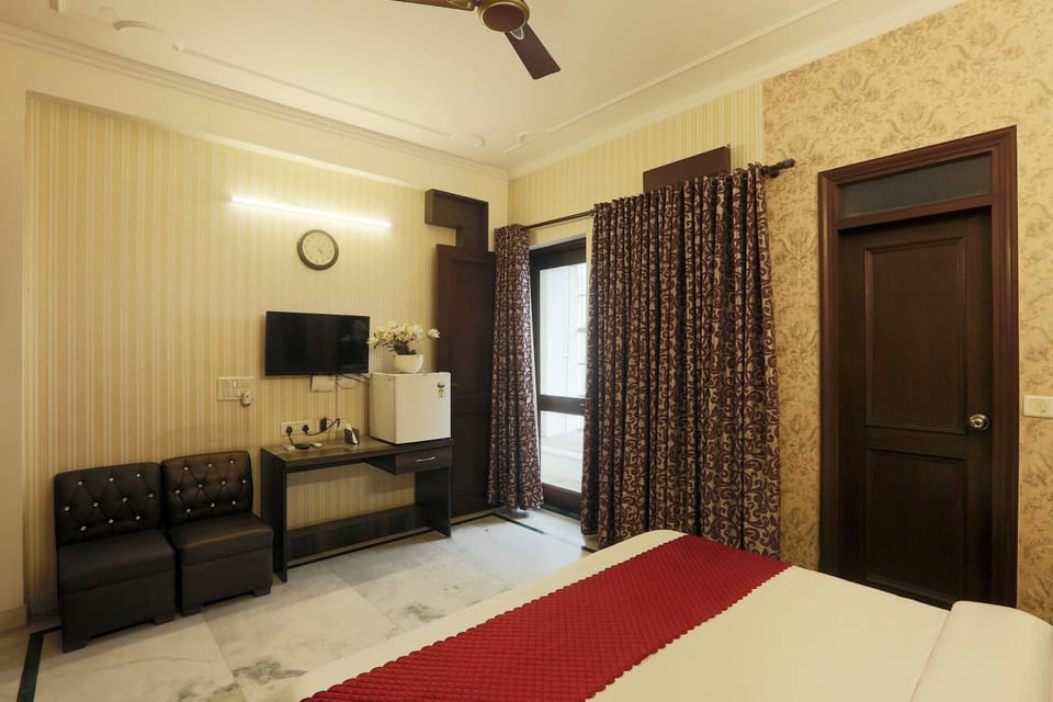Communal lounge/ TV room, Bed, TV and multimedia, Living room, Photo of the whole room, Seating area, Evening entertainment, Bedroom, fireplace