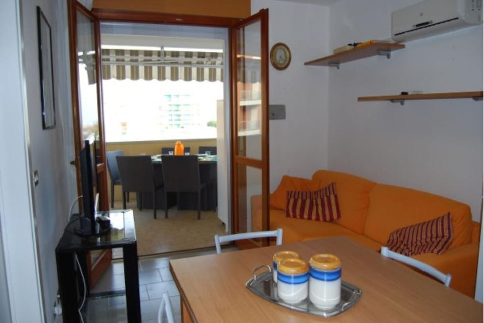 Restaurant/places to eat, Balcony/Terrace, Seating area, furniture