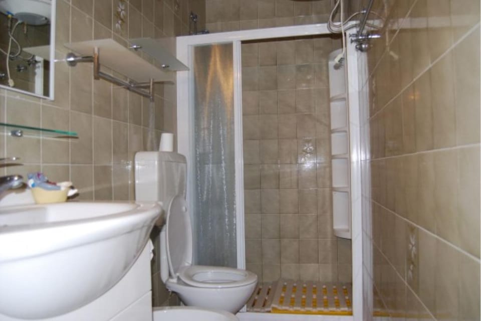 Shower, Toilet