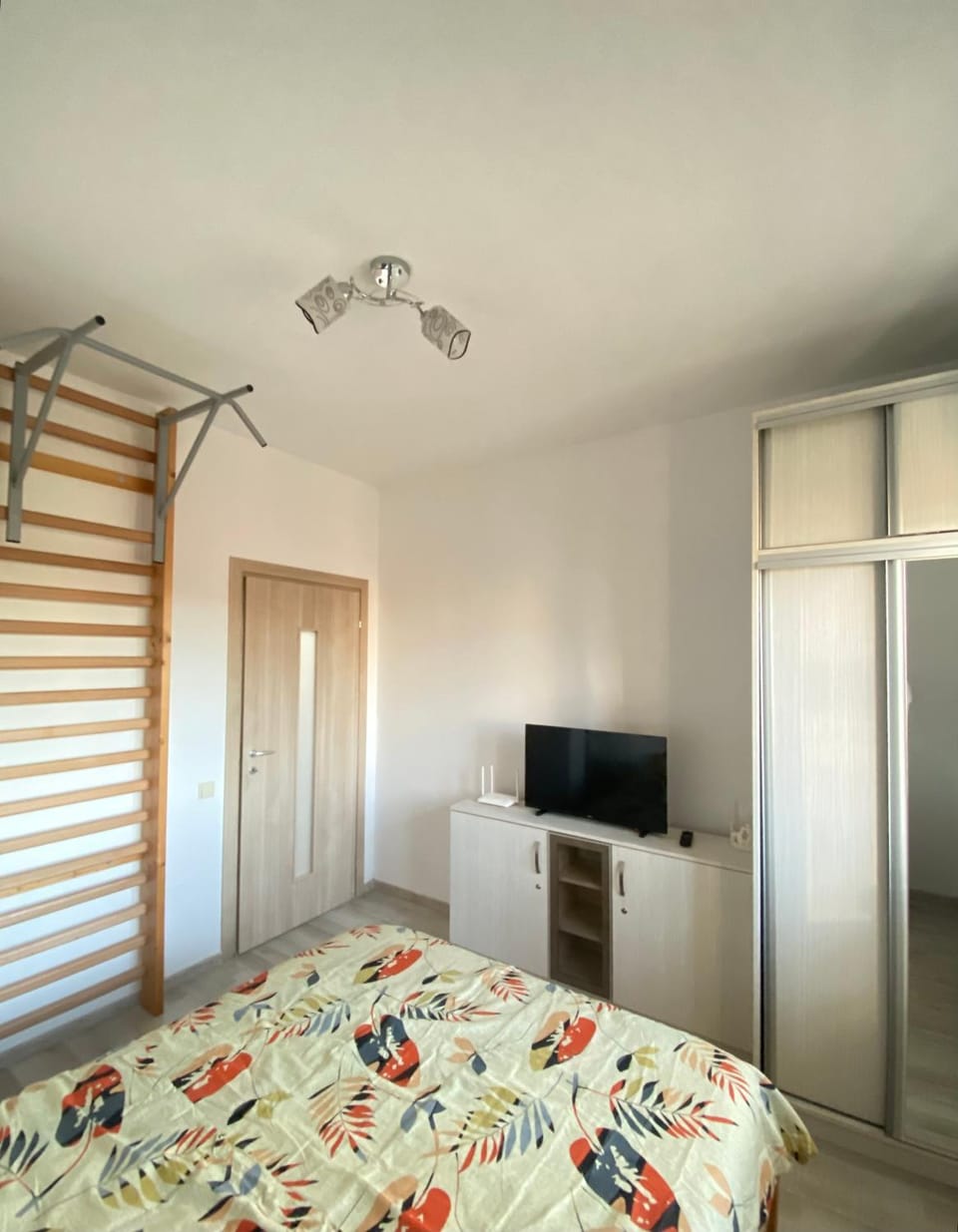 Bed, TV and multimedia, Photo of the whole room, Bedroom, wardrobe