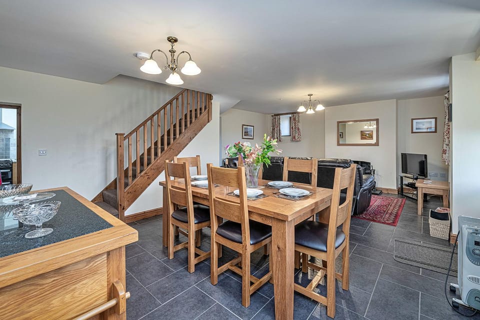 Kitchen or kitchenette, Living room, Seating area, Dining area