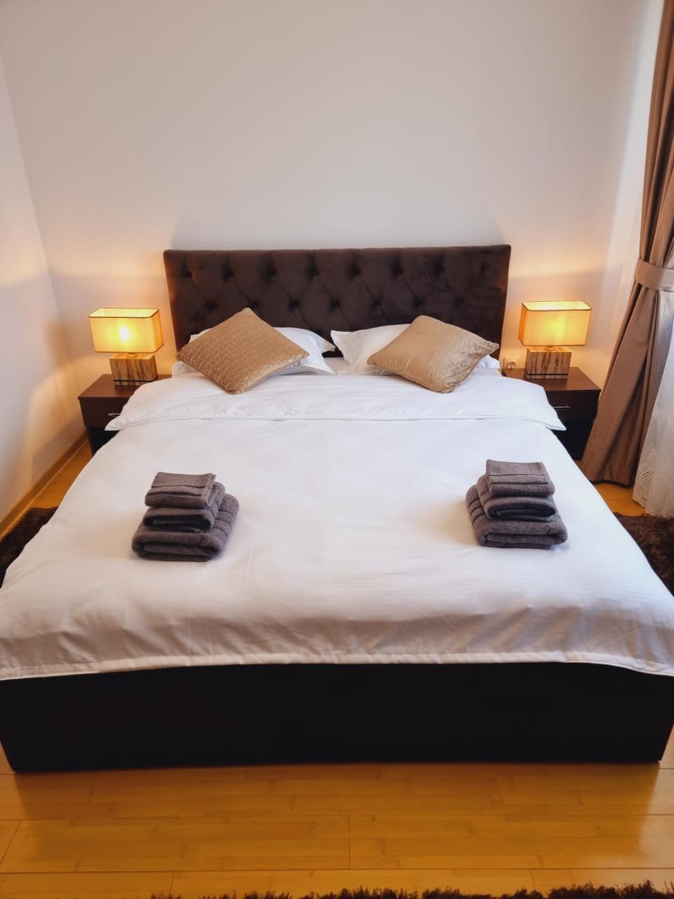 Bed, Bedroom, towels
