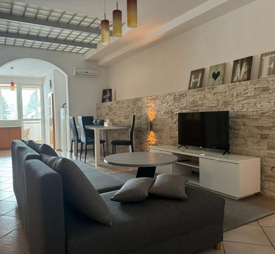 TV and multimedia, Living room, Dining area, Evening entertainment