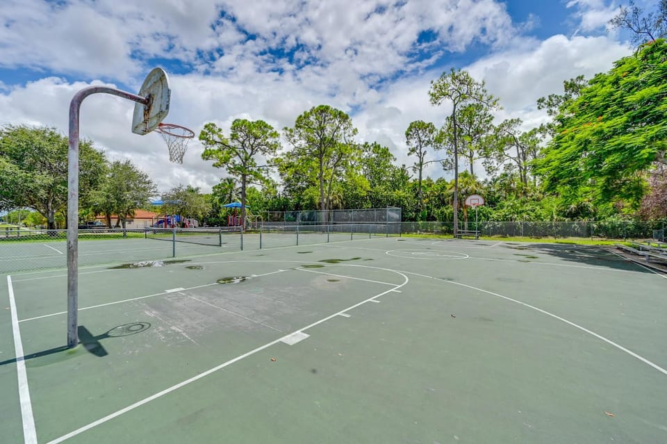 Cozy & Bright Naples Abode w/ Community Amenities! Apartment in Naples