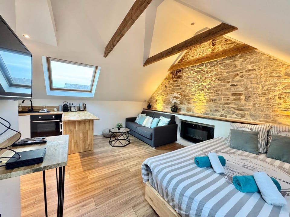 Bed, TV and multimedia, Coffee/tea facilities, Living room, Photo of the whole room, Seating area, Dining area, Bedroom, City view, oven, toaster, towels