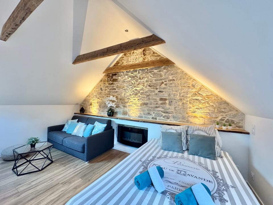 Bed, Living room, Photo of the whole room, Bedroom, towels