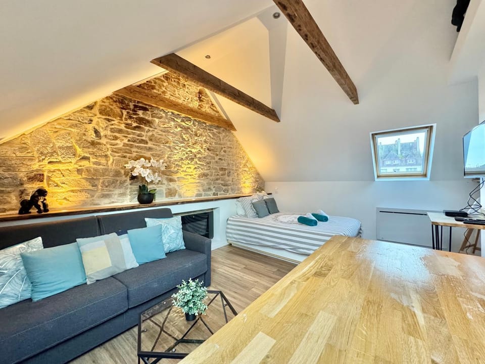 Bed, TV and multimedia, Living room, Photo of the whole room, Seating area, Dining area, Bedroom, City view, towels
