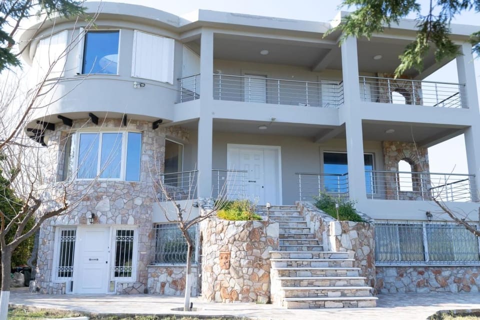 Property building, Day, Balcony/Terrace