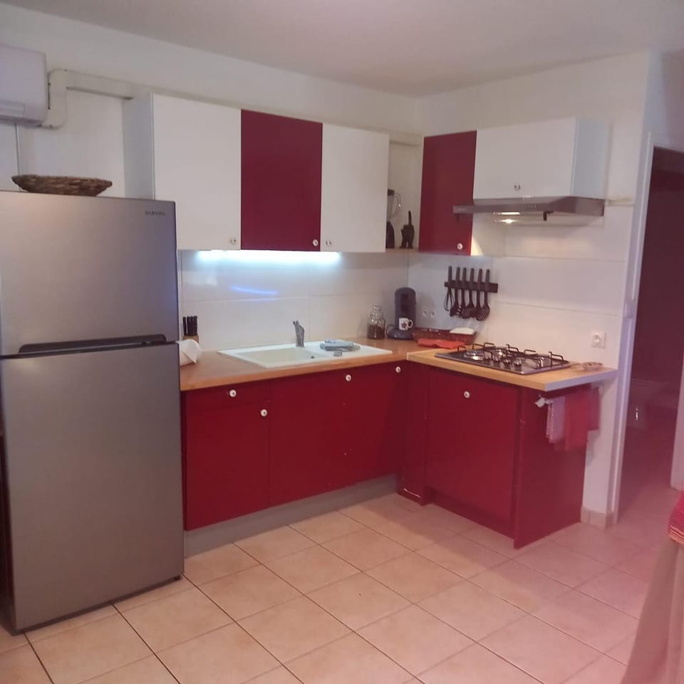 Kitchen or kitchenette, dishwasher, stove