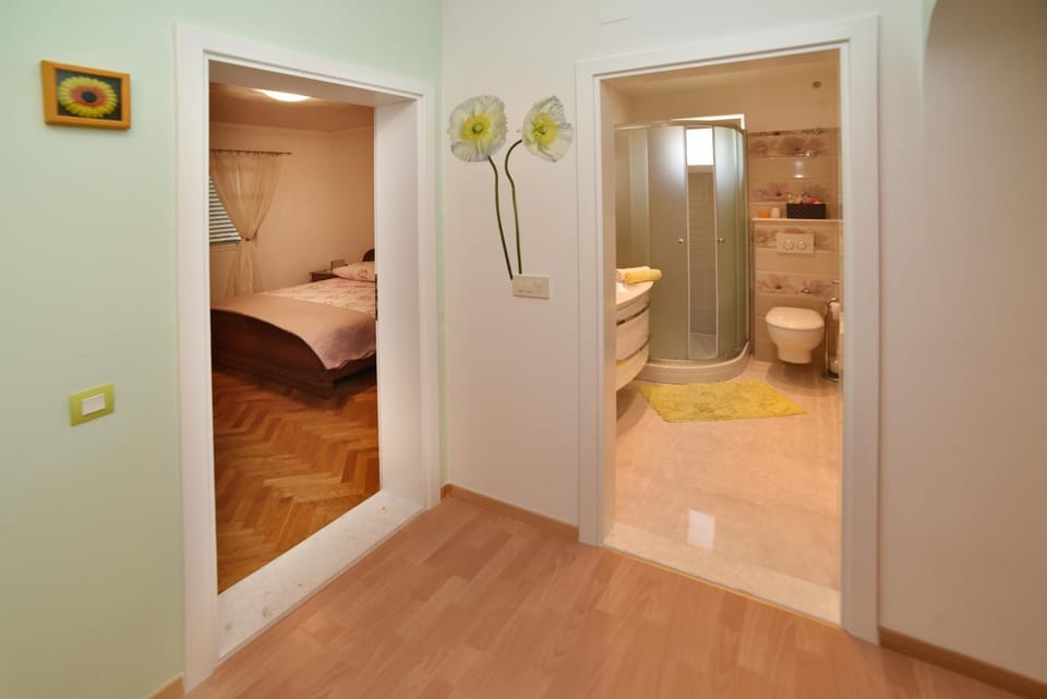 Shower, Toilet, Bed, Bathroom, Photo of the whole room, Bedroom