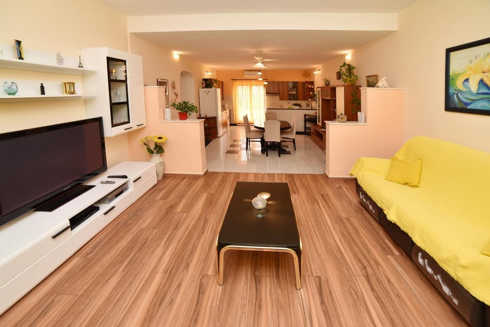 Communal lounge/ TV room, Living room, Seating area, Evening entertainment, stove