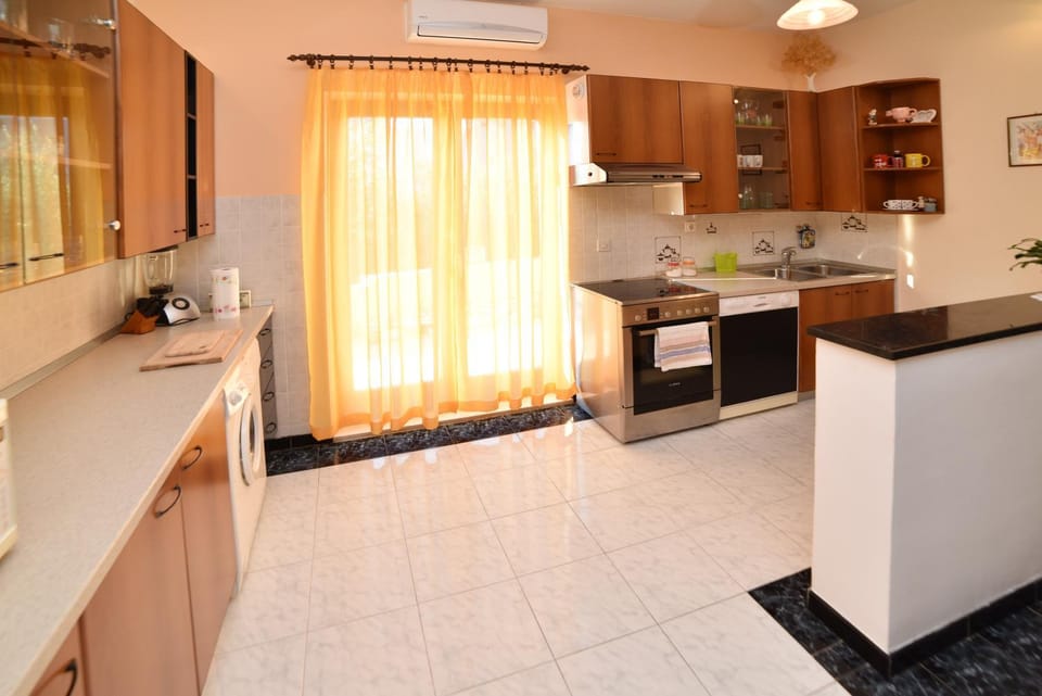 Kitchen or kitchenette, Dining area, dishwasher, pet friendly