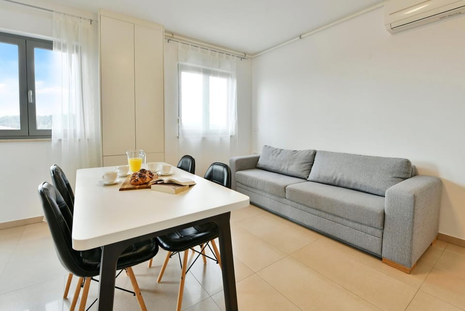 Living room, Seating area, Dining area, air conditioner