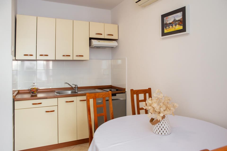 Kitchen or kitchenette, kitchen