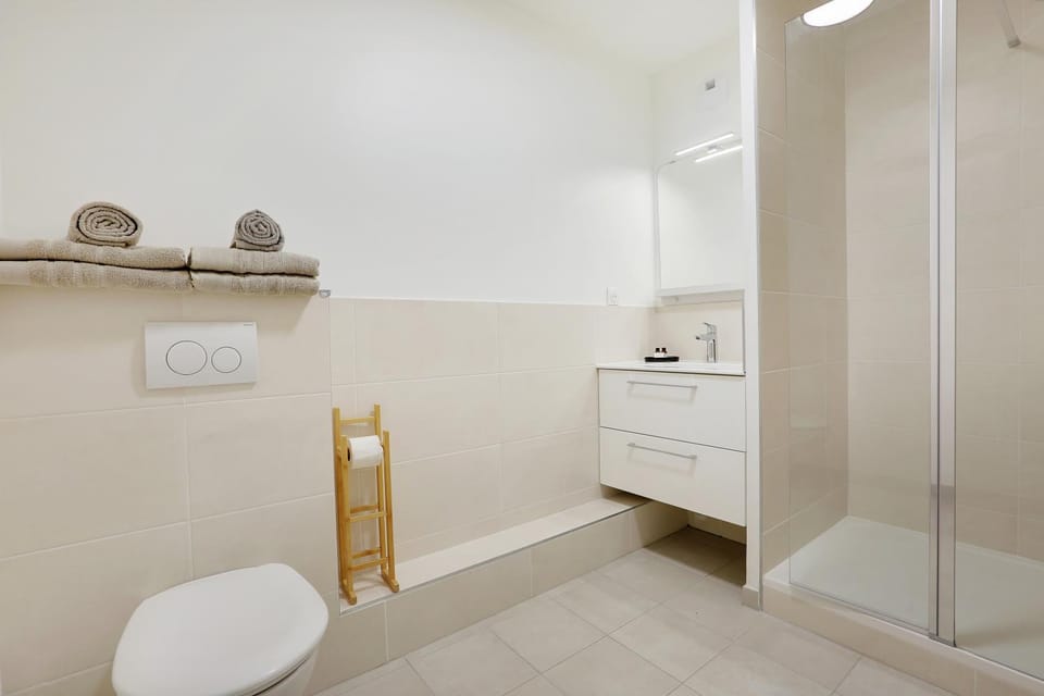 Shower, Toilet, Bathroom, towels