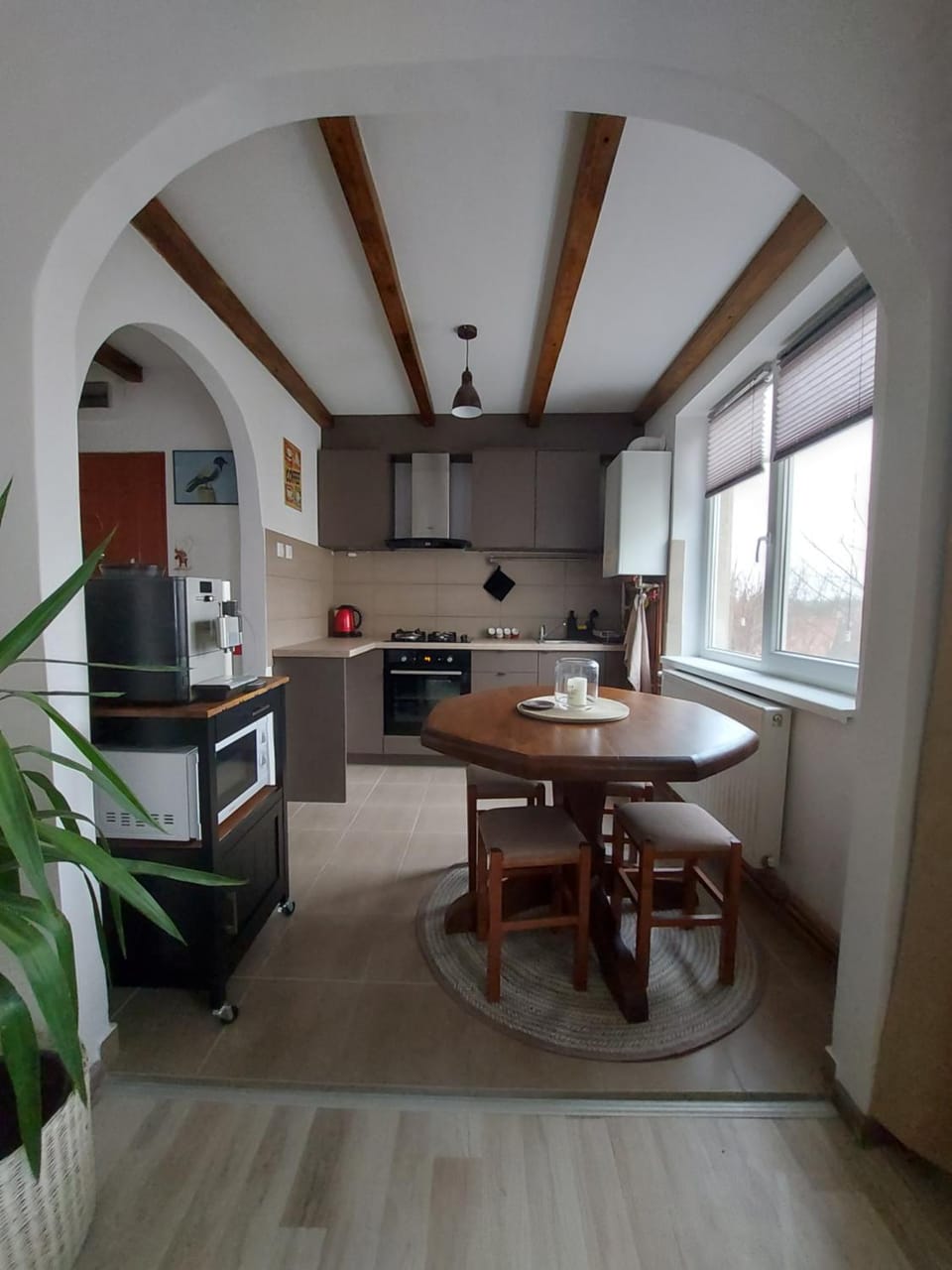 Coffee/tea facilities, Dining area, microwave, kitchen