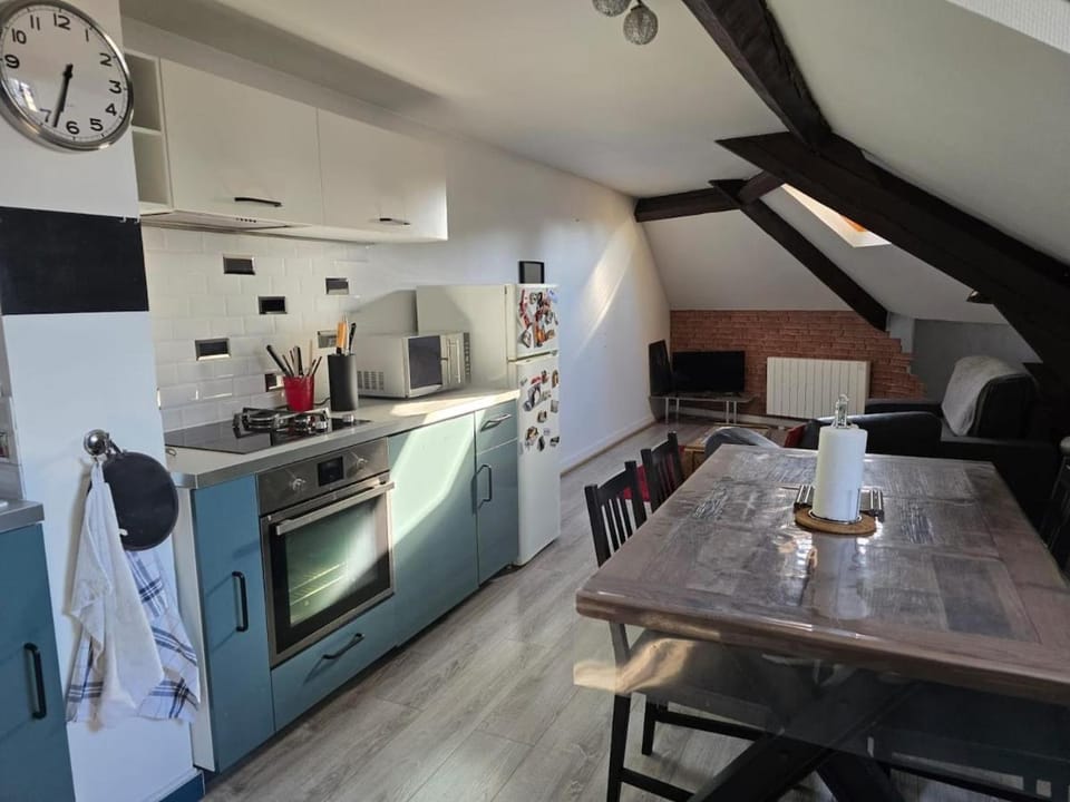 Coffee/tea facilities, Kitchen or kitchenette, Living room, Seating area, Dining area, oven, stove, toaster